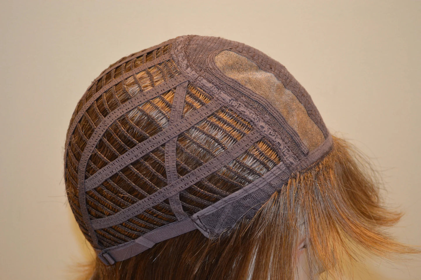 Cap construction for laurel