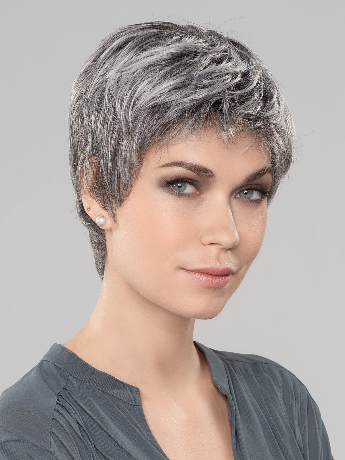 short wig in smoke mix 